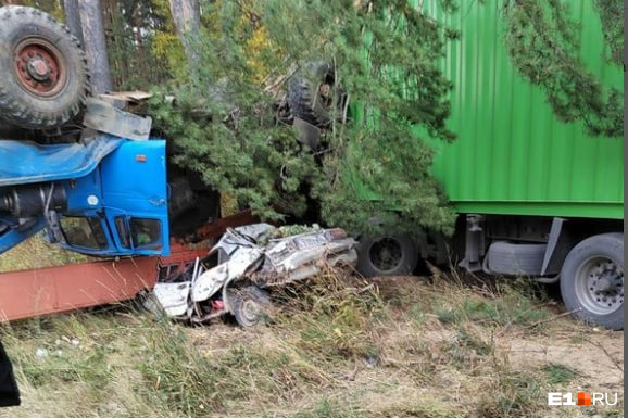 На Челябинском тракте два грузовика всмятку раздавили старые жигули