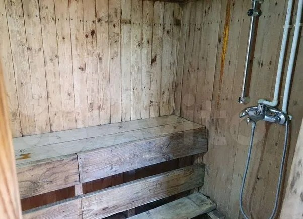 Рядом с домом построена баня, где можно выпустить пар после трудовой недели