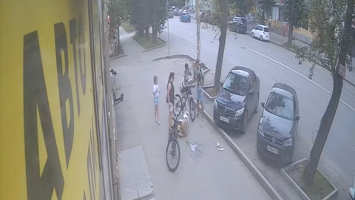 В Екатеринбурге велосипедистка сбила с ног женщину, та в итоге попала в больницу. Видео