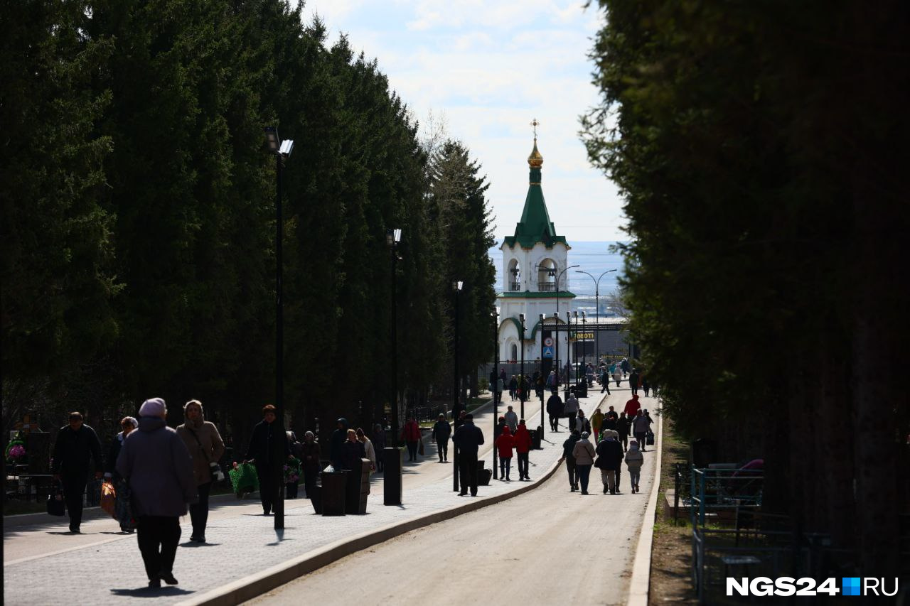 Людей на центральной аллее «Бадалыка» — как на улицах в центре города Людей на центральной аллее «Бадалыка» — как на улицах в центре города