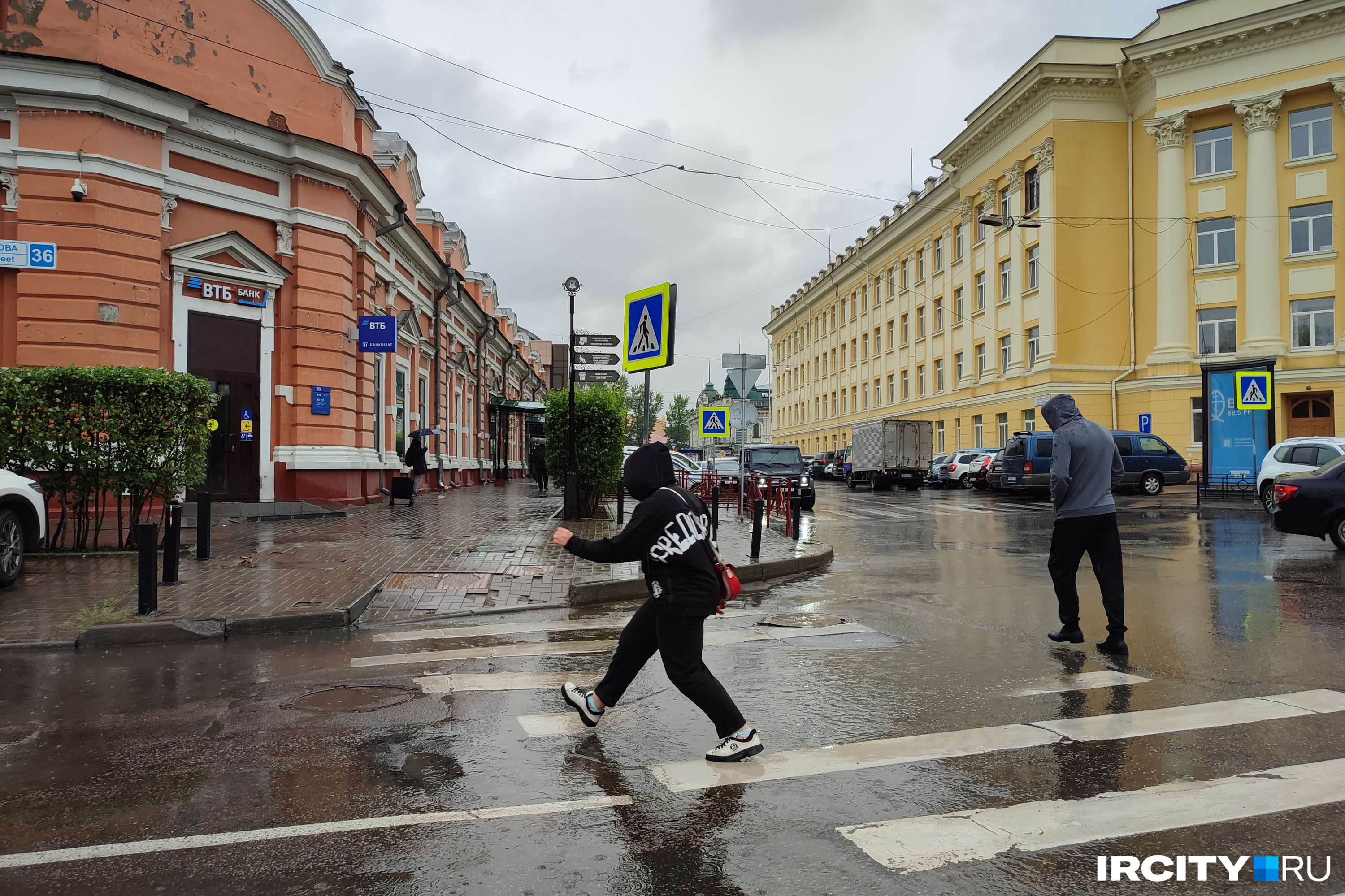 И пешеходы в лучшем случае вынуждены обходить глубокие лужи И пешеходы в лучшем случае вынуждены обходить глубокие лужи
