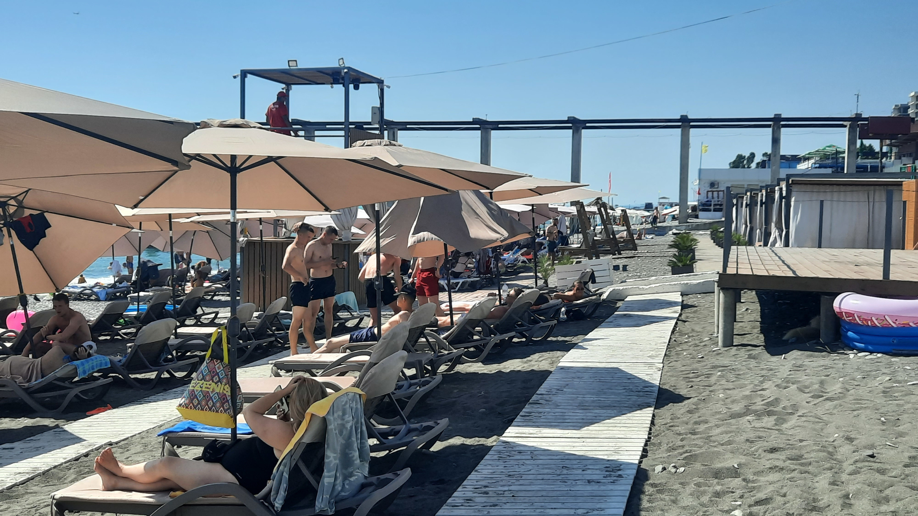 Драки, хамство и высокие цены. Как пляжи встречают туристов в Сочи в этом году