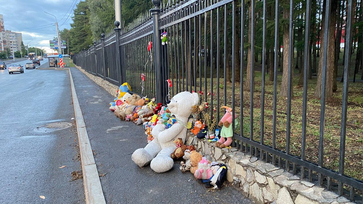 В Уфе на месте, где насмерть сбили мать и ребенка, появился стихийный мемориал