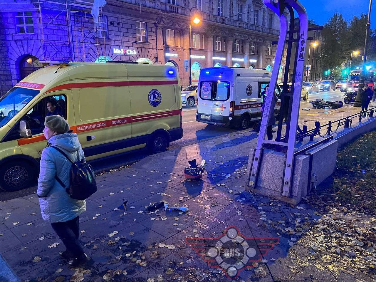 Страшная авария с мотоциклом на Петроградской. Несколько пешеходов лежат на тротуаре