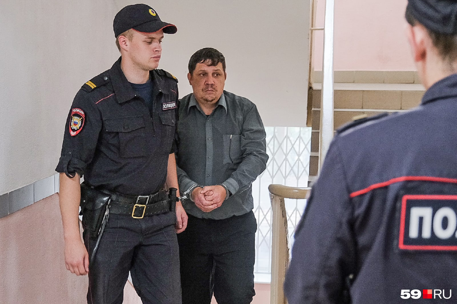 Перед входом в зал заседаний Перед входом в зал заседаний