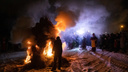 Буддисты Новосибирска прошли обряд очищения огнем — 12 завораживающих снимков