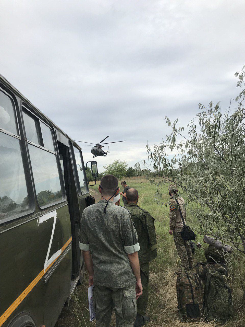 Врачи провожают раненых: их только что забрал вертолет