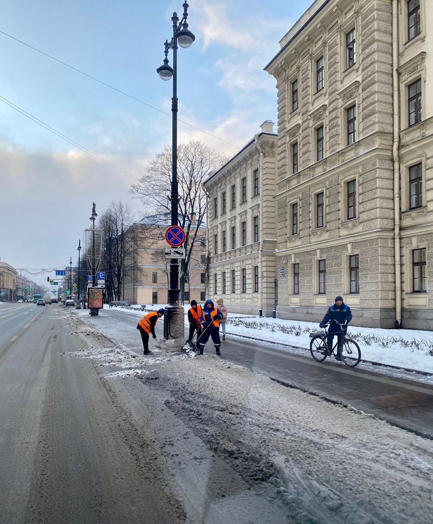 Погода в санкт петербурге в декабре 2024. Зимняя улица. Снегопад в городе. Заснеженный Петербург. Зима в городе.