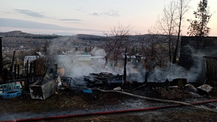 Дачный поселок вспыхнул ночью в Челябинской области. Сгорели несколько домов
