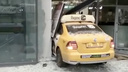 «Не справился с управлением». В московском таксопарке прокомментировали инцидент с влетевшим в здание ТЦ таксистом