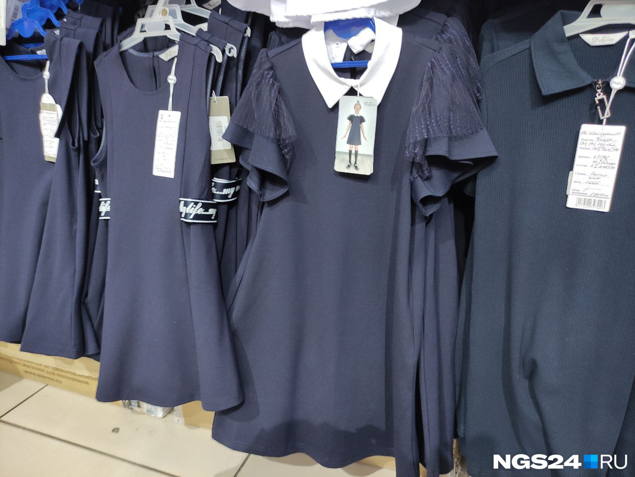 В этом году дирекция магазина подыскивала марки одежды подешевле, но цены всё равно пришлось поднять