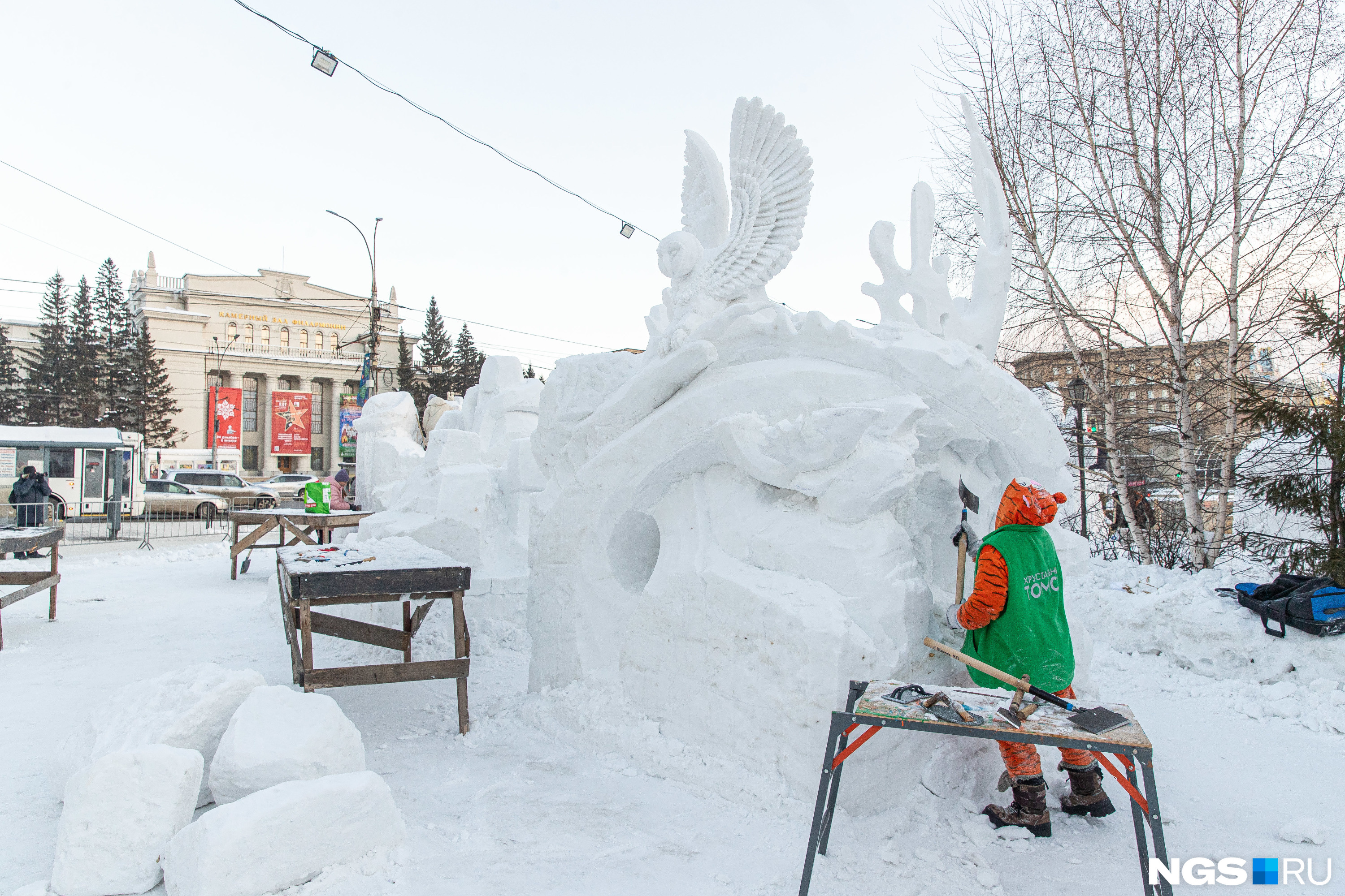 Снежные фигуры в новосибирске 2024. Снежные скульптуры город Новосибирск Первомайский сквер. Первомайский сквер новый год. Анадырь скульптуры из снега. Мастера снежных фигур в Вологде.