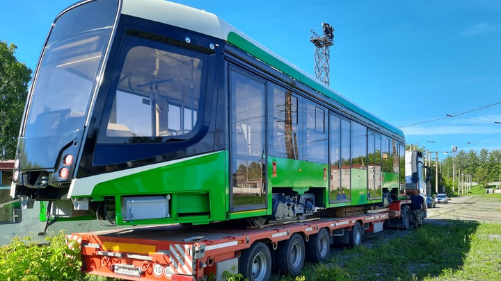 Первый из 30 трамваев, выпущенных специально для Челябинска, привезли в город