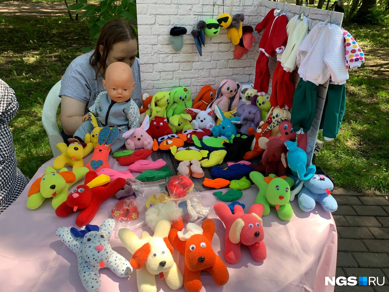 Ларьки в основном от организаций. Здесь продаются игрушки (цена — от 40 до 200 рублей), которые сделали дети кружка «Маленькая мама»