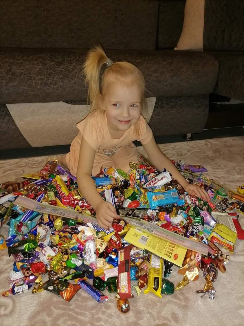 Кажется, что за этой горой сладостей малышка может спрятаться Кажется, что за этой горой сладостей малышка может спрятаться