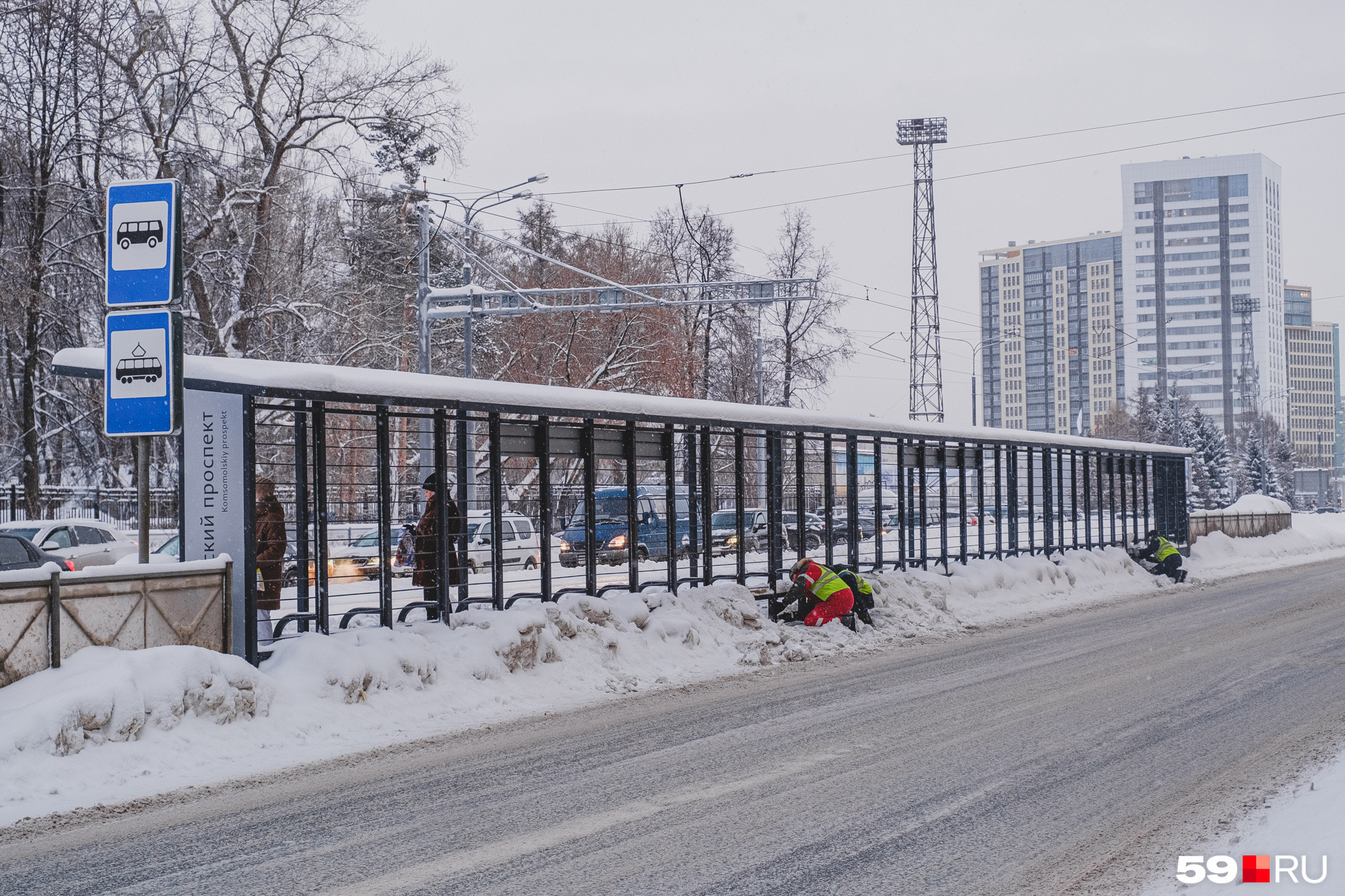 Сейчас рабочие продолжают монтаж конструкций. Уже установлены каркас, крыша и лавочки Сейчас рабочие продолжают монтаж конструкций. Уже установлены каркас, крыша и лавочки
