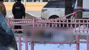 «Шел из школы и увидел накрытого»: в Ярославле у ТЦ обнаружили тело мужчины