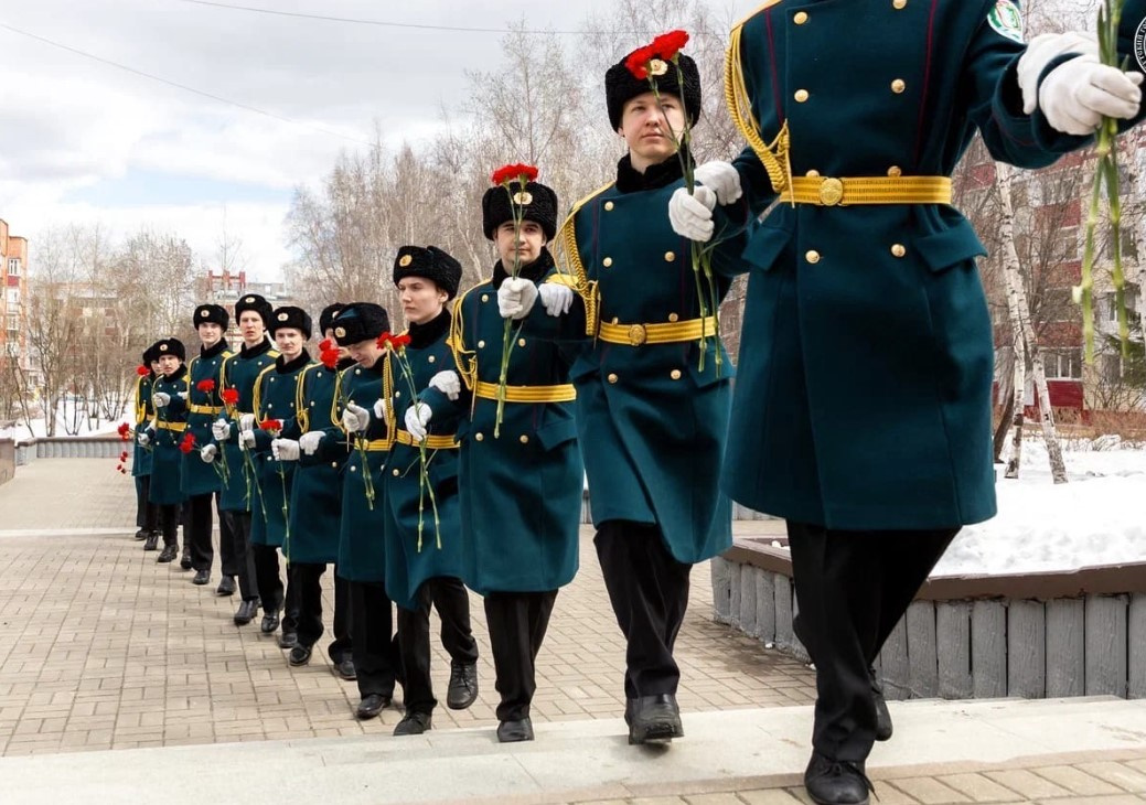 Участники акции передавали из рук в руки символ памяти — красную гвоздику Участники акции передавали из рук в руки символ памяти — красную гвоздику