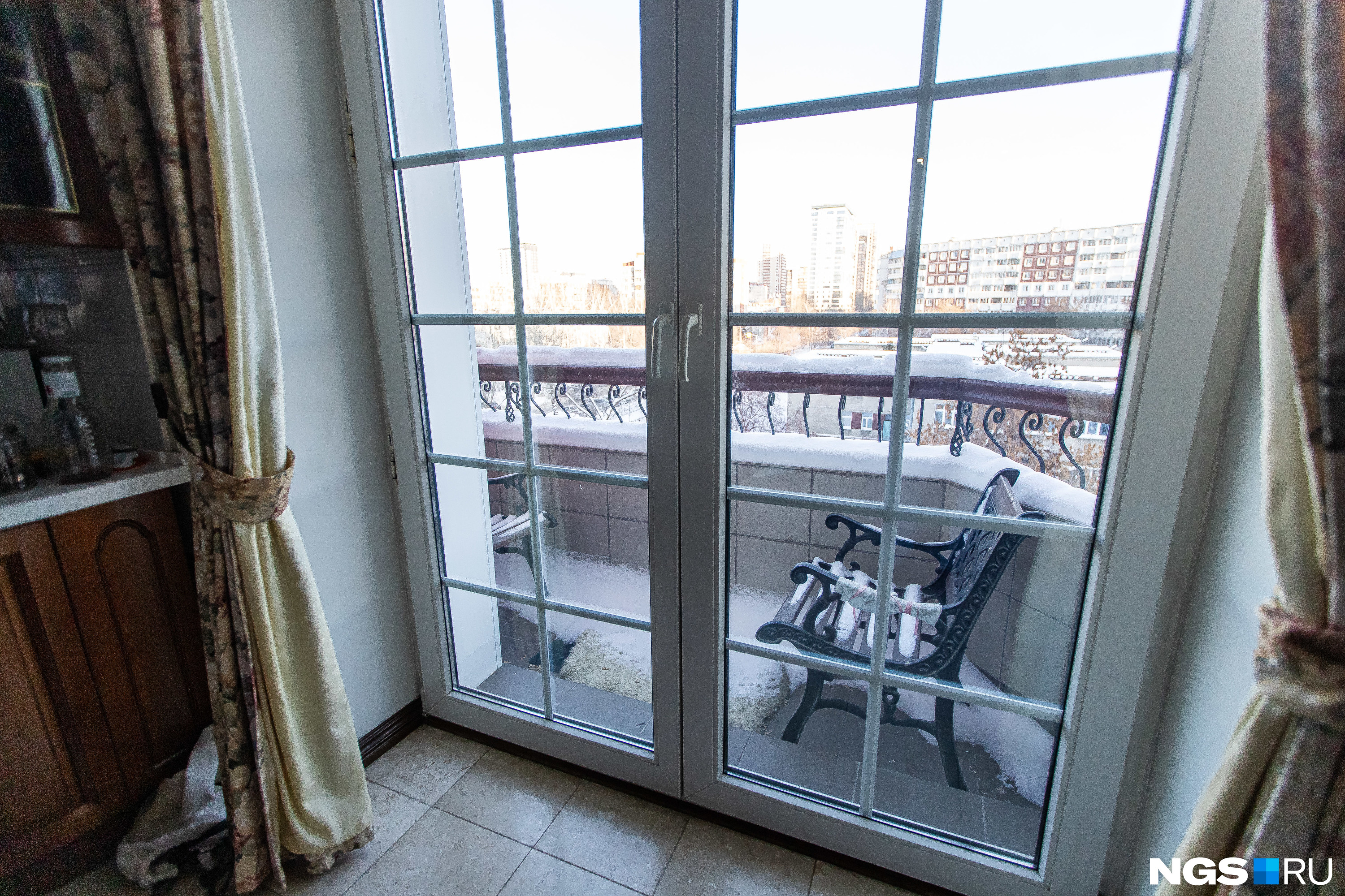 Вид из окна с балконом самой большой из трех квартир Максима