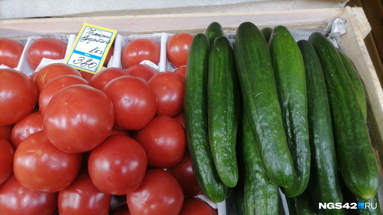 Крупные огурцы продавцы на рынке продают за 340 рублей