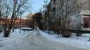В Екатеринбурге разыскивают женщину-водителя, которая сбила пешехода во дворе и скрылась
