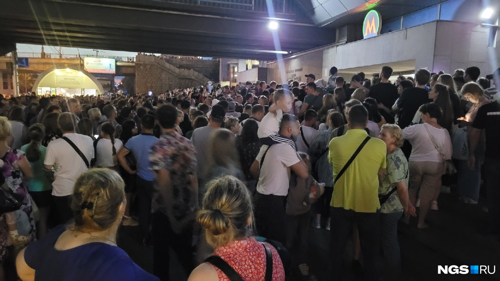 У метро дежурит полиция, народ запускают партиями