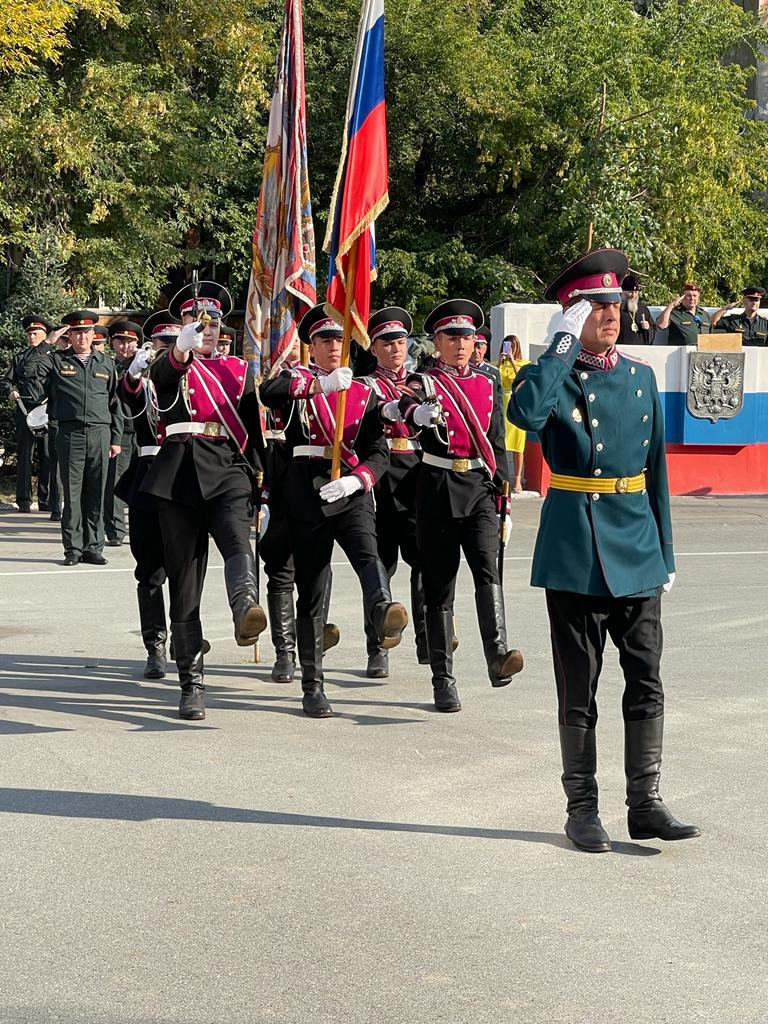 Так отмечают 1 Сентября в Сибирском кадетском корпусе. На территории проводят парад в честь <nobr class="_">30-летия</nobr> учебного заведения