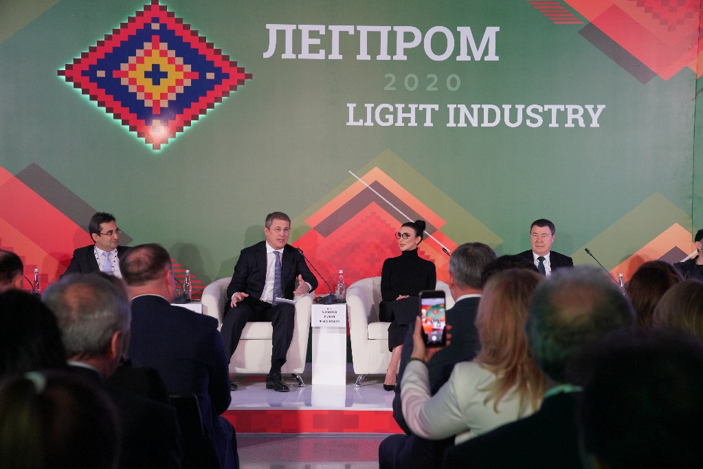 Радий Хабиров и Анастасия Задорина на форуме легкой промышленности в Уфе