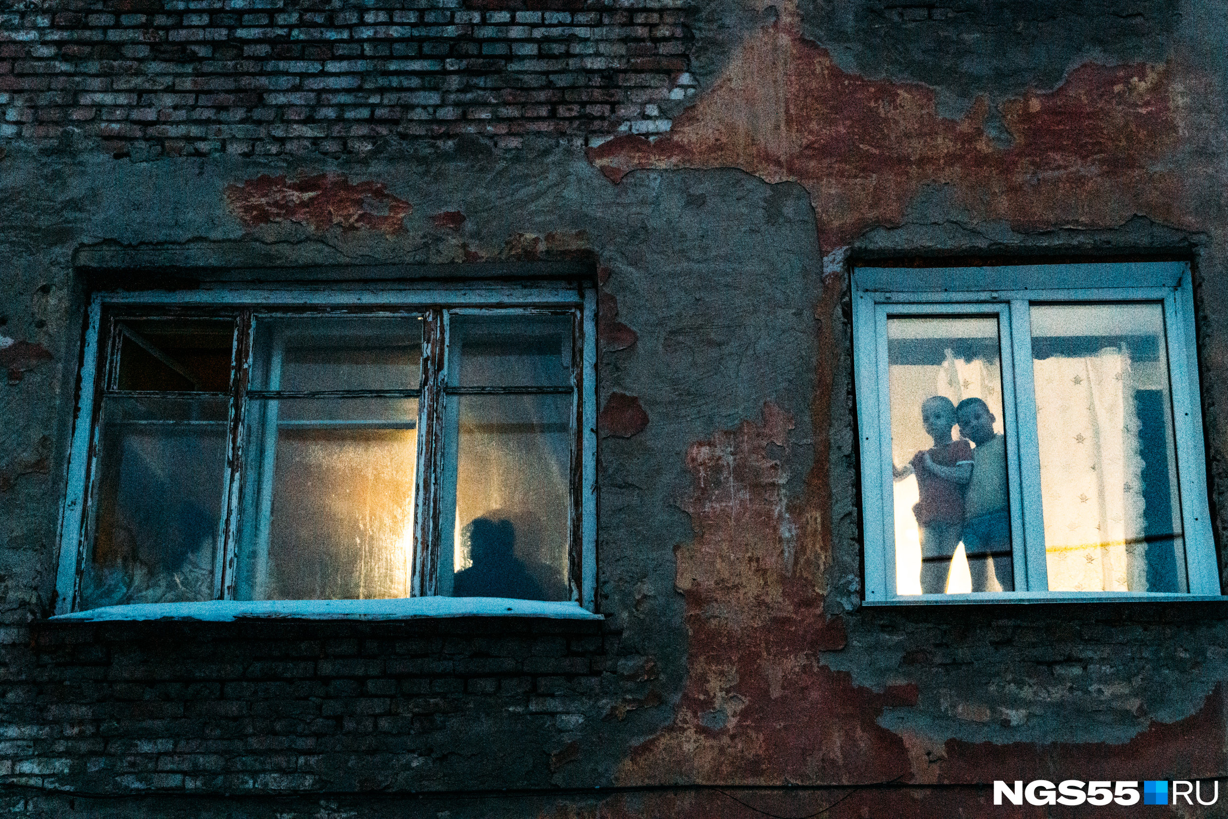 Наш фотоаппарат успел застать дом на ул. 20-го Партсъезда, 53 еще жилым и практически целым. Вскоре после этих съемок стена дома рухнула, а жителей экстренно расселили