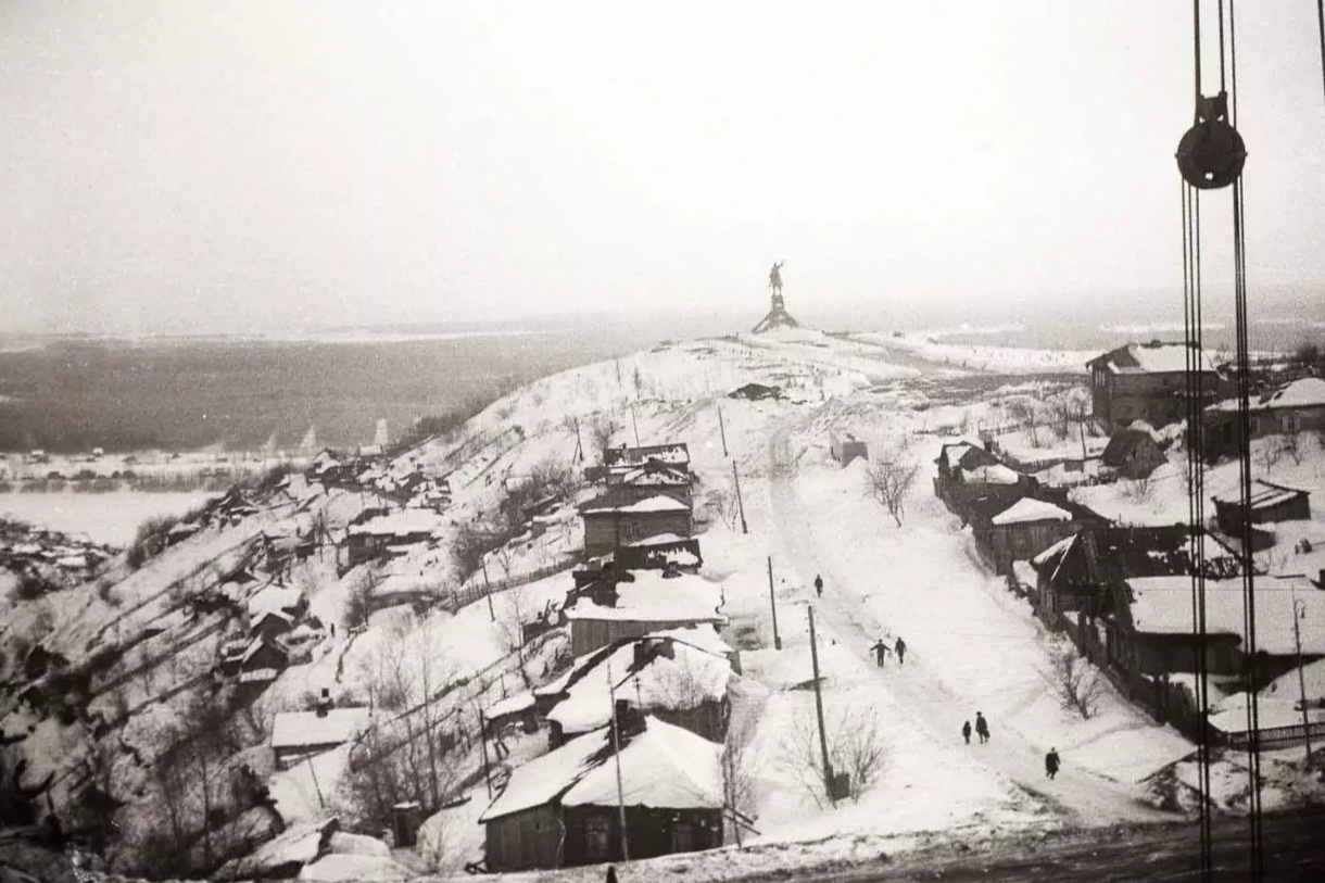 Вид на памятник с улицы Фрунзе в 1972 году