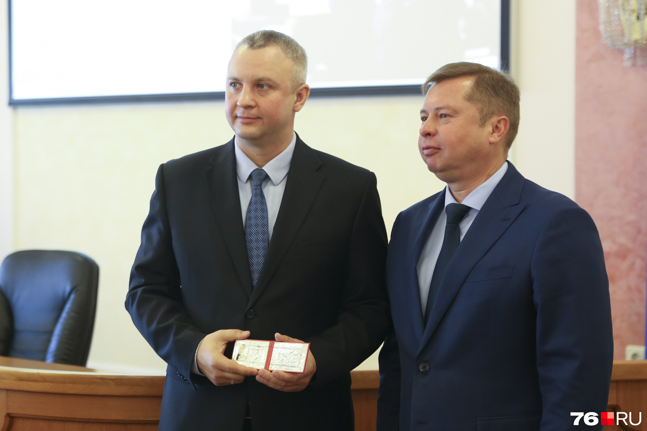 Михаил Кузнецов (слева) много лет проработал в мэрии. Сейчас оказался в другой ветви власти — законодательной