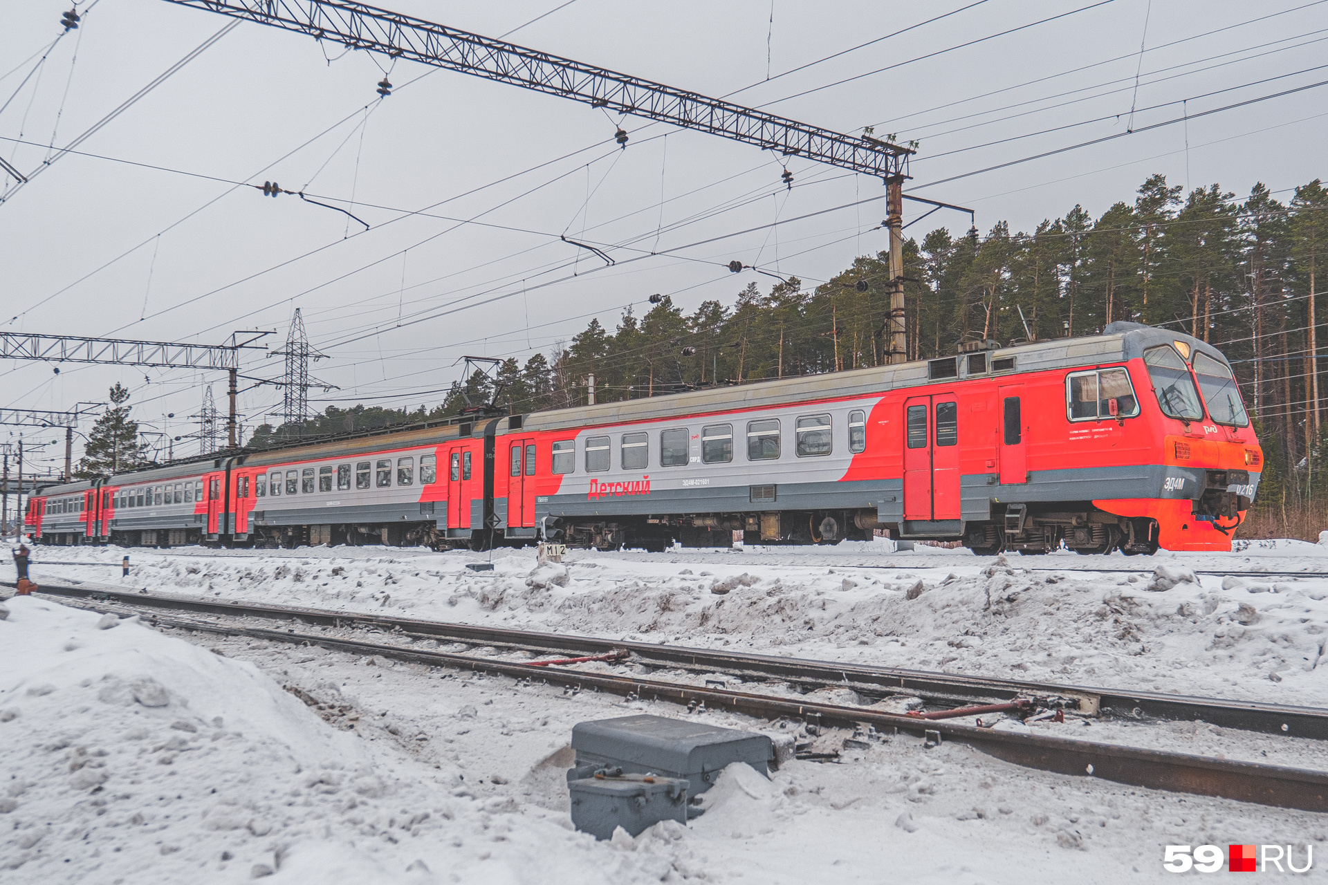 Движущийся поезд скорость. Скорость пассажирского поезда в россии. Пассажир поезда идущего со скоростью 40. Формула скорости кинематика. Туристические задачи.