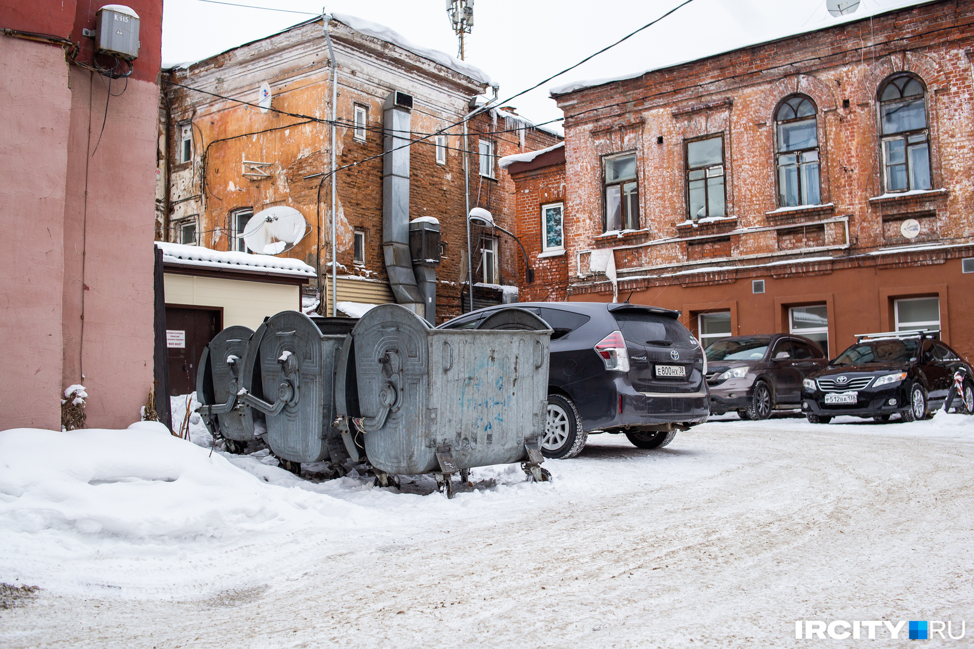 Тут же в глаза бросаются в глаза мусорные баки и гораздо более «печальный» вид стен, разномастные окна Тут же в глаза бросаются в глаза мусорные баки и гораздо более «печальный» вид стен, разномастные окна