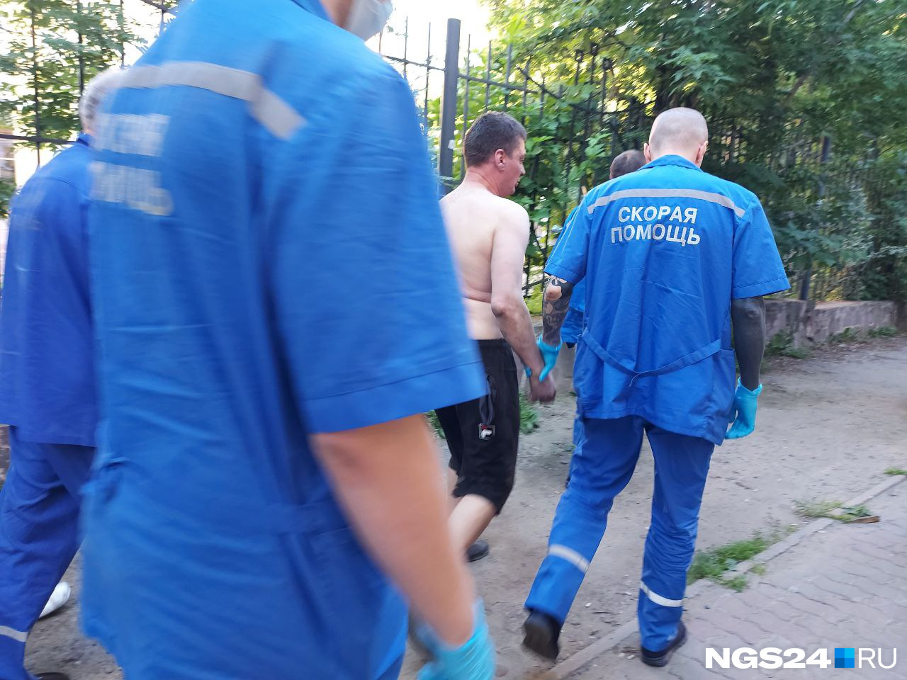 Мужчину наконец увели Мужчину наконец увели