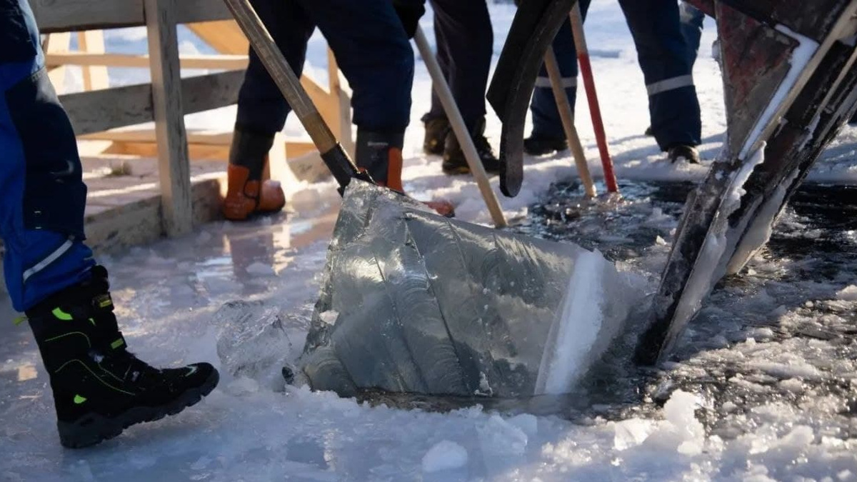 В Кургане на «Голубых озерах» проходят крещенские купания 19 января 2022  года - 19 января 2022 - 45.ru