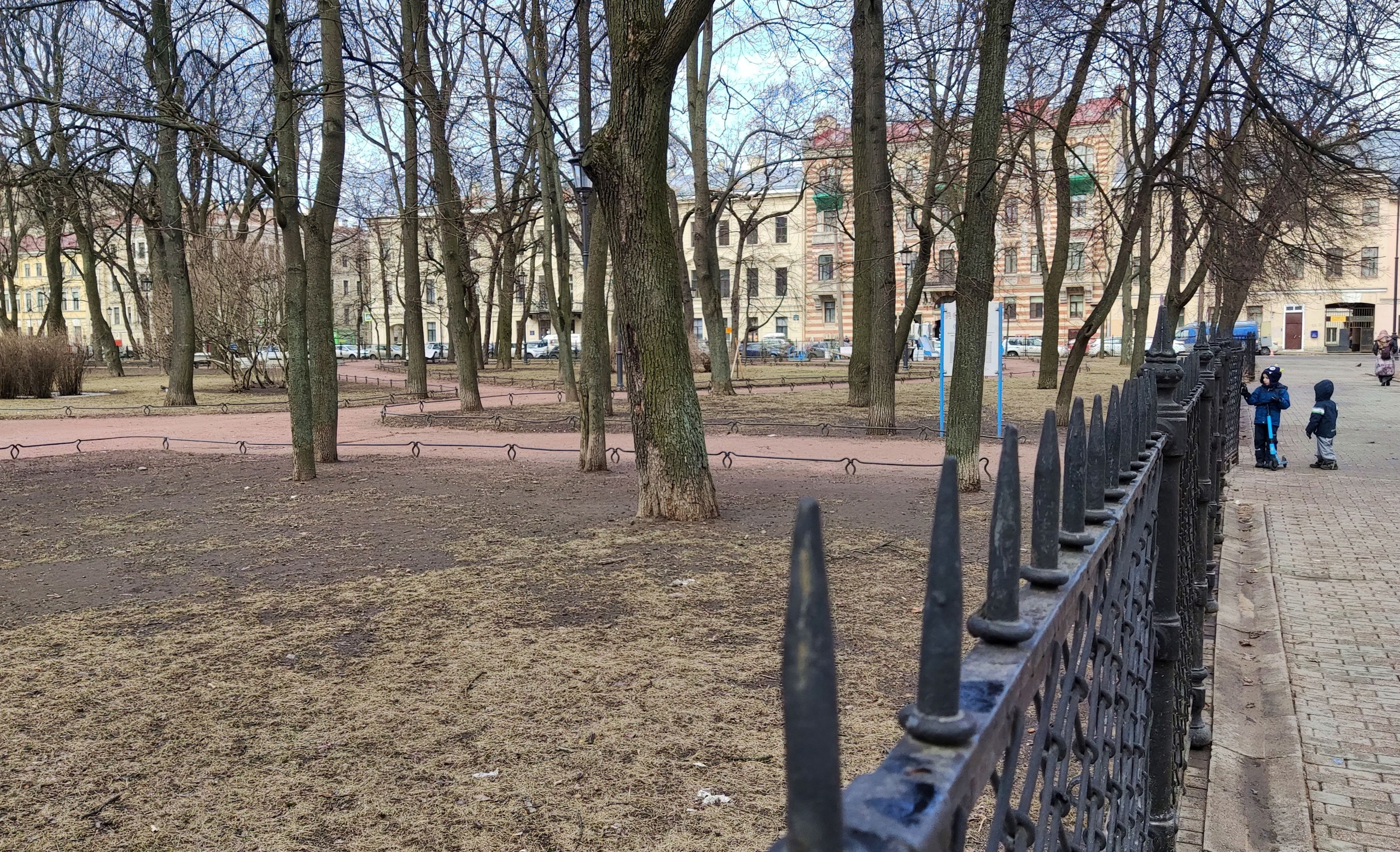 В Петербурге ждут ветер: сады и скверы закрывают для посетителей