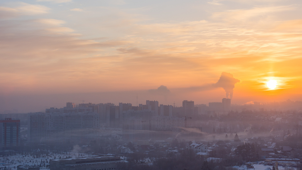 В Красноярске снова вводят режим НМУ. Все выходные горожане проведут под «черным небом»