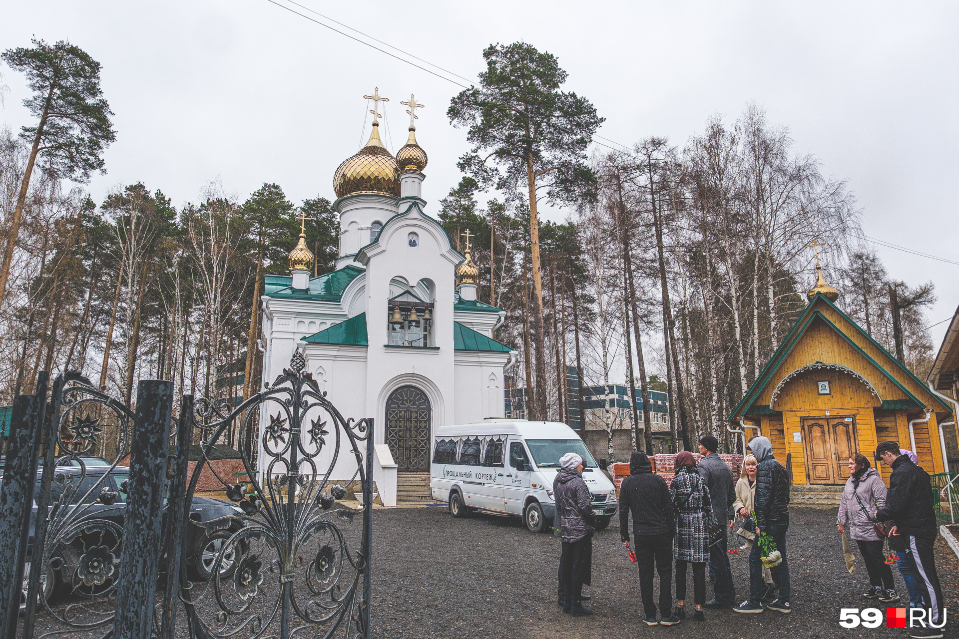 Люди начали собираться за полчаса до начала службы, но большинство отказывались общаться со СМИ Люди начали собираться за полчаса до начала службы, но большинство отказывались общаться со СМИ