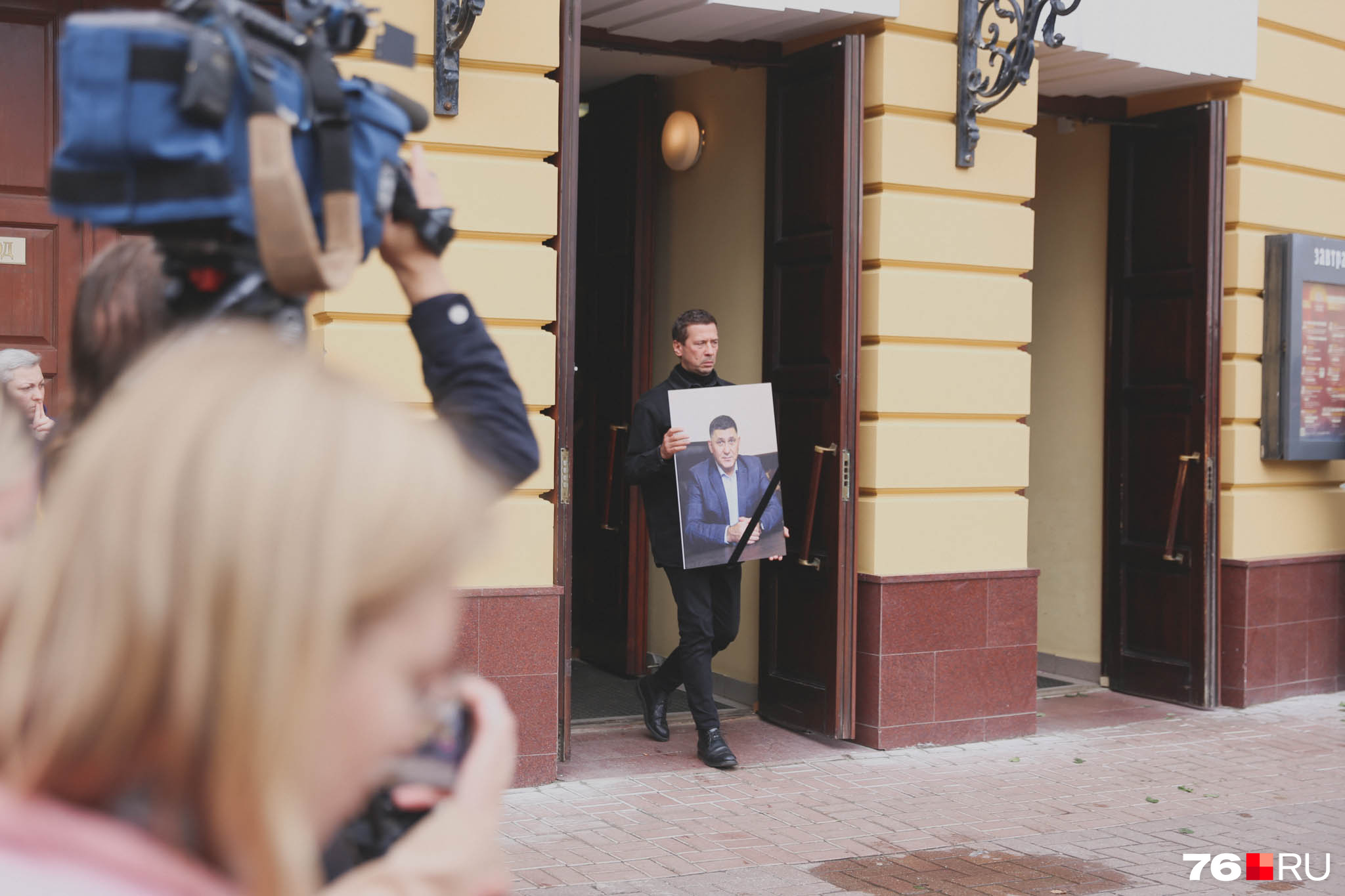Почтить память Сергея Пускепалиса приехал российский актер Андрей Мерзликин. Именно он нес портрет художественного руководителя Волковского театра, когда процессия двинулась к храму для отпевания Почтить память Сергея Пускепалиса приехал российский актер Андрей Мерзликин. Именно он нес портрет художественного руководителя Волковского театра, когда процессия двинулась к храму для отпевания
