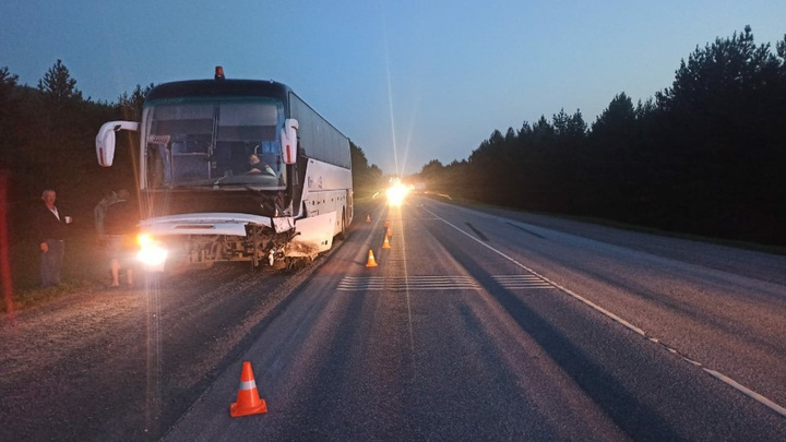 Автобус, который вез 40 человек в Екатеринбург, попал в смертельное ДТП в Челябинской области