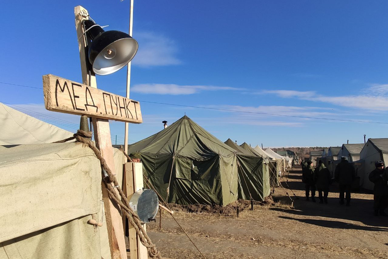 Новости мобилизованных когда домой. Современный военный палаточный лагерь. Военный полигон Елань. Военные возле Урала. Елань военный городок.