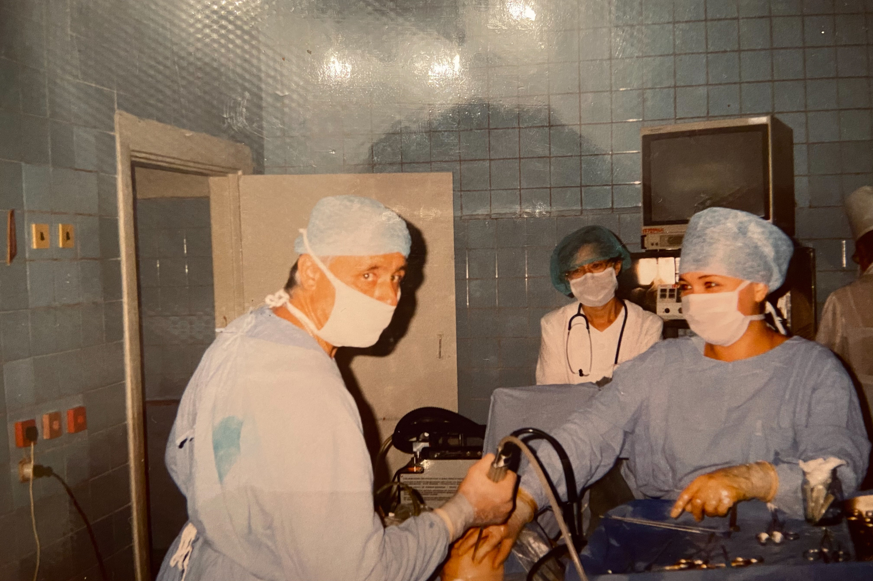 — Операционная медсестра — вторые руки хирурга, — уверена медсестра (на фото справа на первом плане)