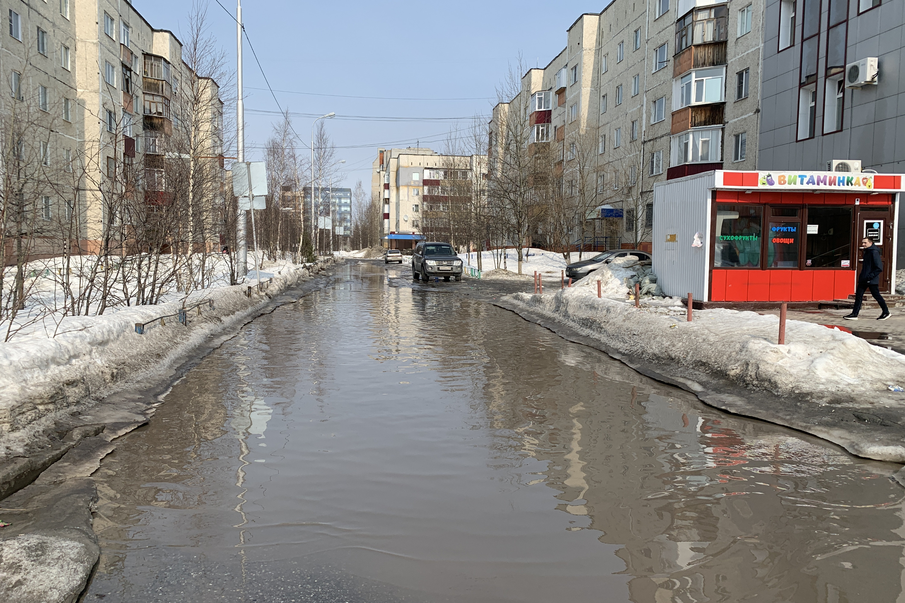 Чиновники проверили, как коммунальщики убирают снег с улиц Сургута, уборка  снега в ХМАО, куда жаловаться на уборку снега, затопленные улицы, мэрия  контролирует уборку снега, затопило двор, погода в Югре - 13 апреля 2022 -  86.ru