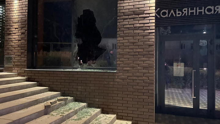 «Трое разбили стекло кирпичами». В Екатеринбурге шайка наглецов обчистила магазин электронных сигарет