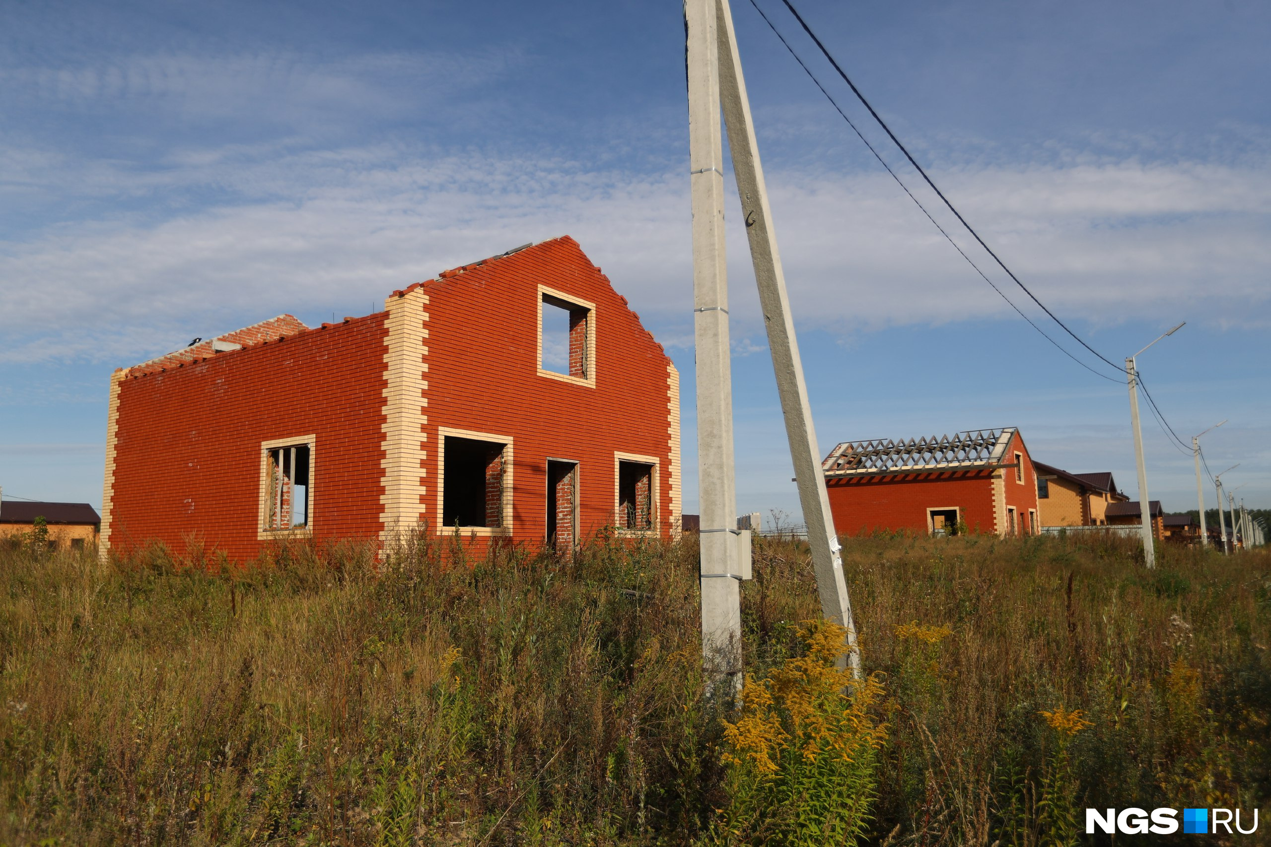 Это недостроенный дом еще одного пайщика — Александра Дурова. У субподрядчика не хватило денег на строительство крыши