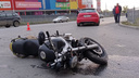 «Водитель не пропустила мотоцикл»: напротив «Радуга Парка» байкер врезался в красный Audi
