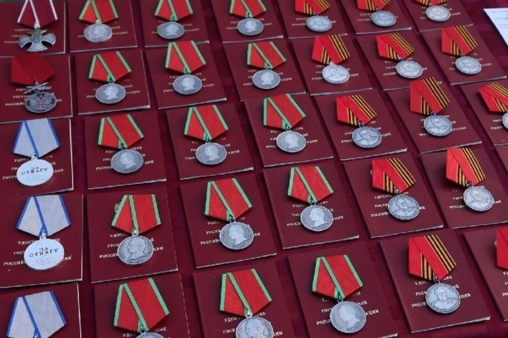 Ордена и медали, приготовленные для вручения