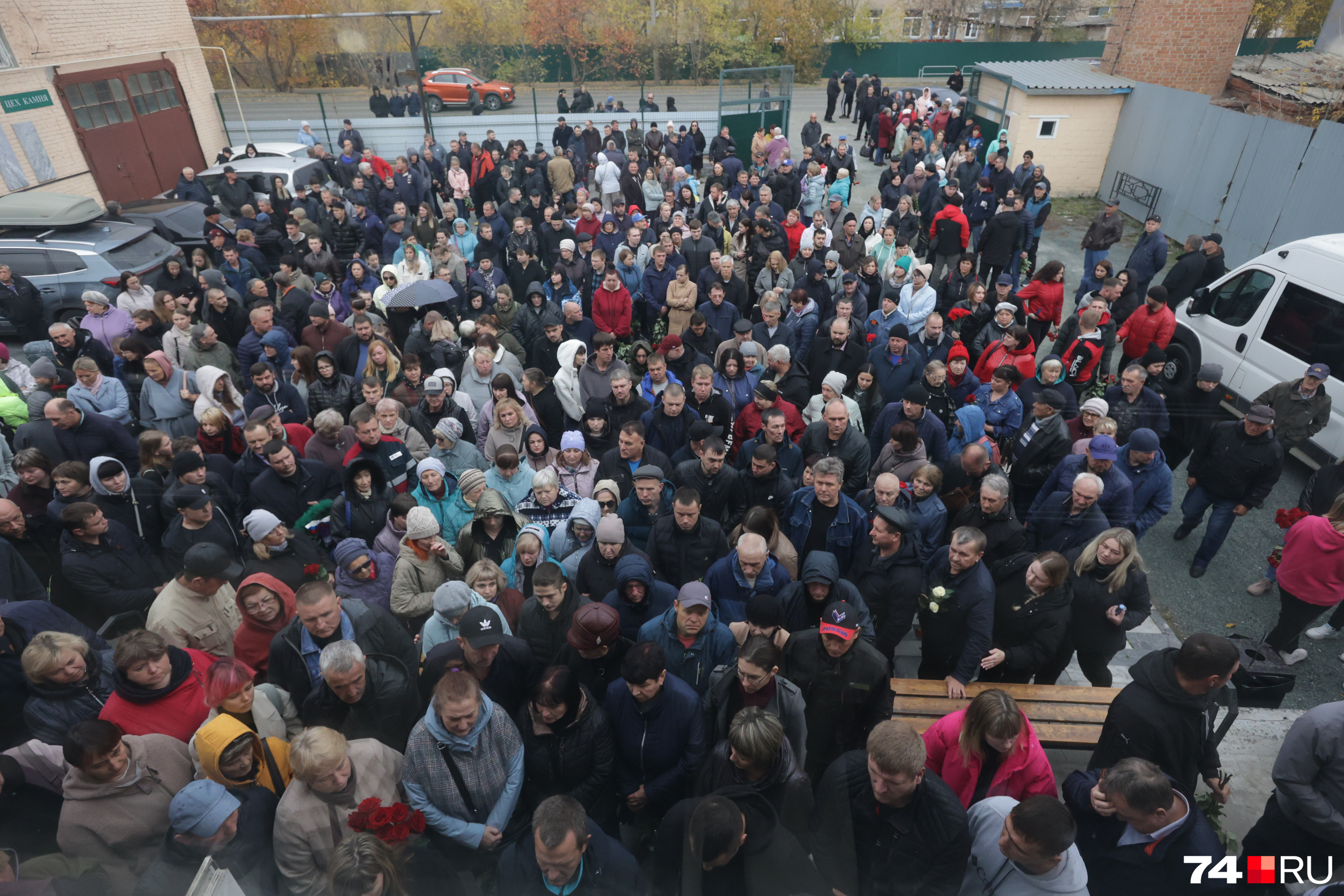 2 недели копейск. Похороны в Коркино мобилизованных. Похороны мобилизованного Коркино. Похороны мобилизованных город Коркино. Красный крест зимняя вишня.