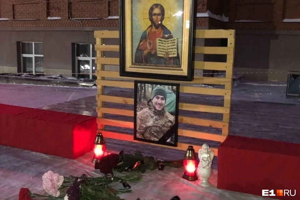 Жители Староуткинска почтили память погибшего бойца