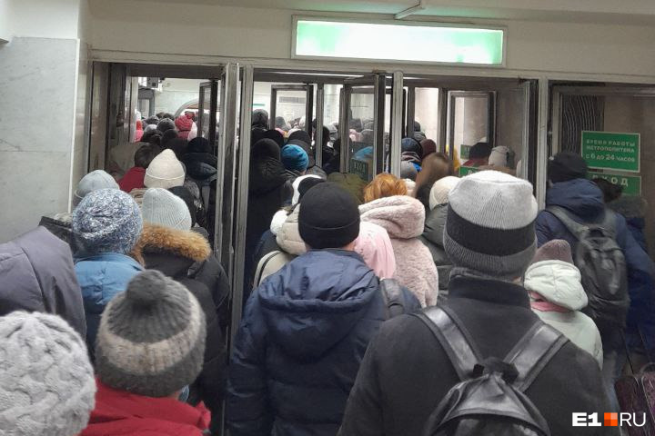 Никак не уехать: екатеринбуржцы столпились в очередях при входе в метро